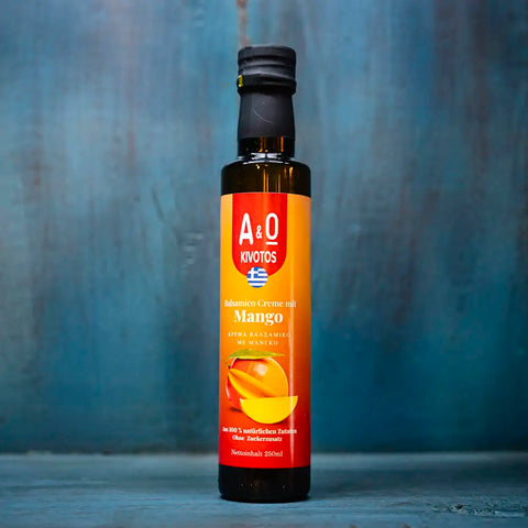 Balsamico-Essig-Creme mit Mango im blauen Ambiente – exotisch-fruchtige mediterrane Spezialität für Salate, Saucen und kreative Desserts.