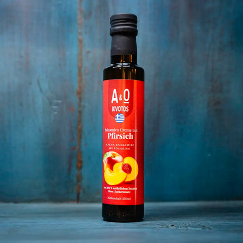 Balsamico-Essig-Creme mit Pfirsich im blauen Ambiente – aromatisch-fruchtige mediterrane Spezialität für Salate, Marinaden und raffinierte Desserts.