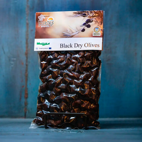 Black Dry Olives im blauen Ambiente – aromatische, getrocknete schwarze Oliven mit intensivem Geschmack, ideal für mediterrane Gerichte und Snacks.