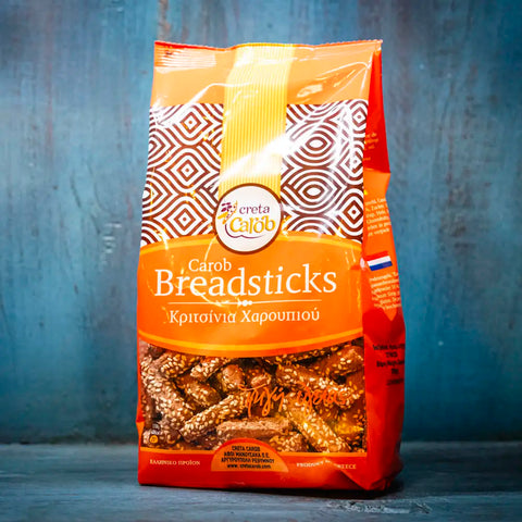 Carob Brotsticks im blauen Ambiente – knusprige mediterrane Brotsticks mit natürlichem Johannisbrotgeschmack, ideal als Snack oder Beilage.