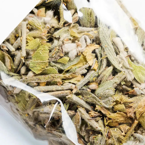 Cretan Anthos Griechischer Bergtee – Detailansicht handverlesener Kräuter aus Kreta für intensives Aroma und authentischen Genuss