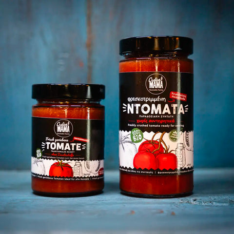 Geriebene Tomate im blauen Ambiente – frische, fein pürierte Tomaten aus der mediterranen Küche, ideal als Basis für Saucen, Suppen und Bruschetta.