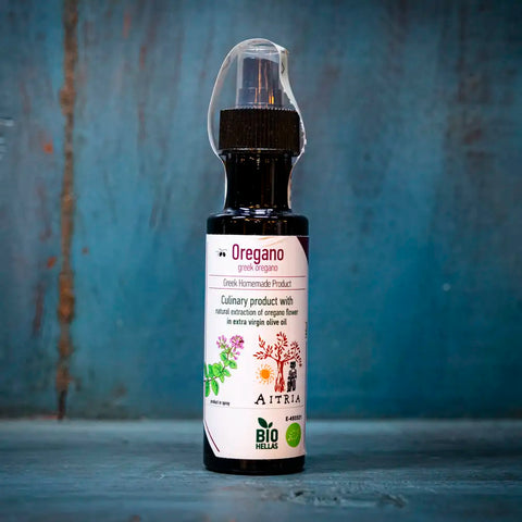Just a drop Olivenöl Oregano im blauen Ambiente – aromatisches kaltgepresstes Olivenöl mit frischem Oregano-Geschmack, ideal für mediterrane Küche und besondere Gerichte.
