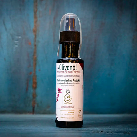 Just a drop Olivenöl Skinos im blauen Ambiente – hochwertiges, kaltgepresstes Olivenöl mit intensiver Fruchtigkeit, ideal für mediterrane Gerichte und Hautpflege.
