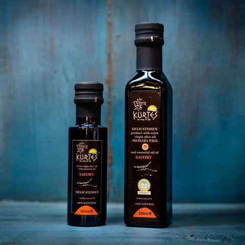 Kurtes Aromaöl Savory – stilvoll inszeniert vor blauem Hintergrund, würzig-aromatisch und perfekt zur Veredelung mediterraner Speisen