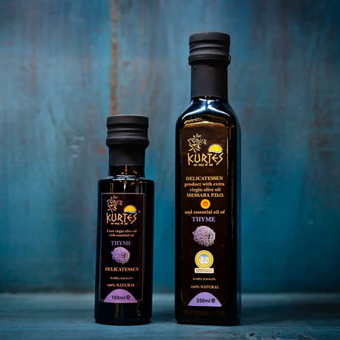 Kurtes Aromaöl Thymian – stilvoll präsentiert vor blauem Ambiente, intensiv würzig und ideal zur Verfeinerung mediterraner Gerichte