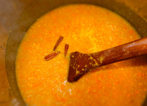 Orangen mit Zimt – aromatische mediterrane Spezialität mit fruchtiger Süße und feiner Würze, ideal als Dessert oder winterliche Köstlichkeit.