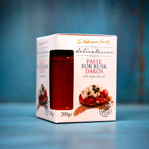 Paste Dakos im blauen Ambiente – aromatischer Aufstrich aus sonnengereiften Tomaten, Olivenöl und Kräutern, inspiriert von der traditionellen kretischen Küche.